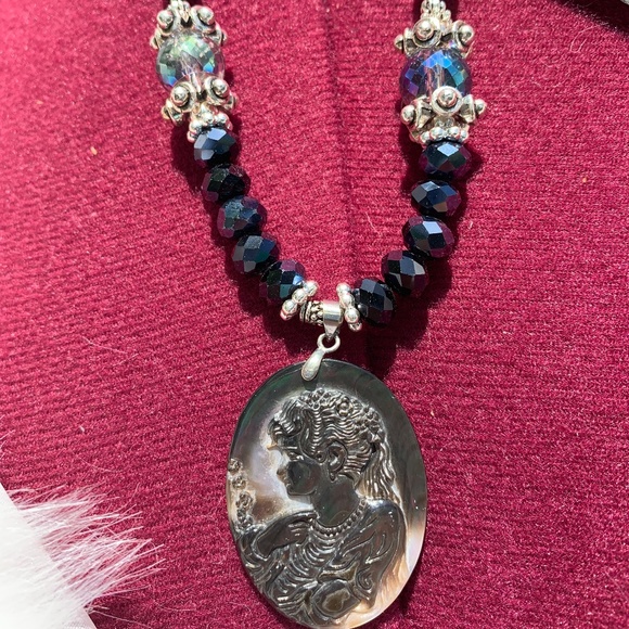 Genuine, carved abalone shell cameo pendant - Picture 3 of 3